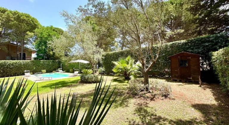 Villa with pool — photo 5