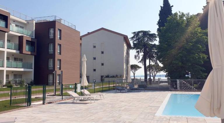 Serviced apartment with patio, yard & pool | Beach nearby | Dogs allowed — photo 3