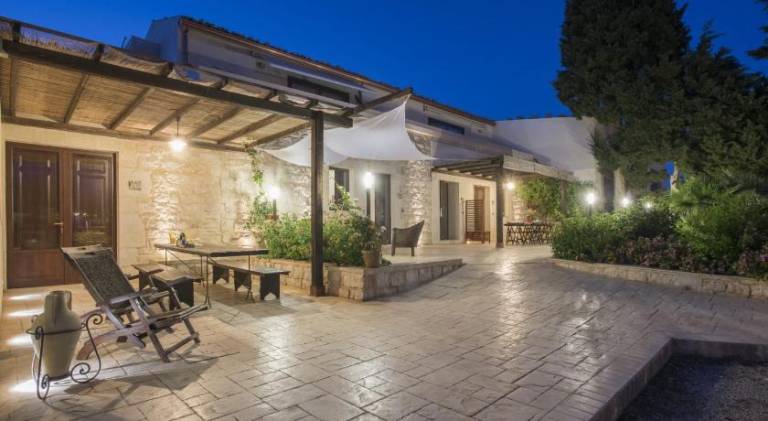 Family-friendly charming holiday apartment with yard, pool & terrace | Pets are welcome — photo 3
