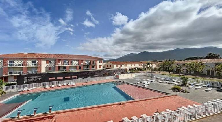 Apartment with pool — photo 4