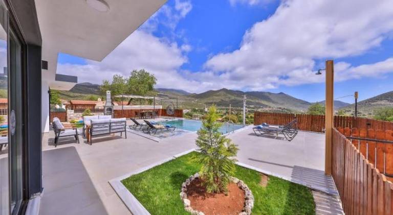 Villa with patio, private pool & hot tub — photo 3