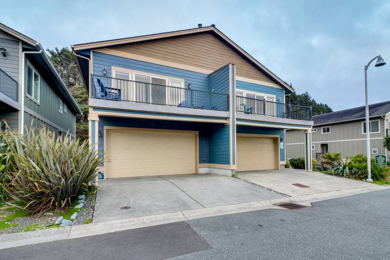 Stroll to Shore: Retreat w/ Balcony in Gold Beach — photo 4