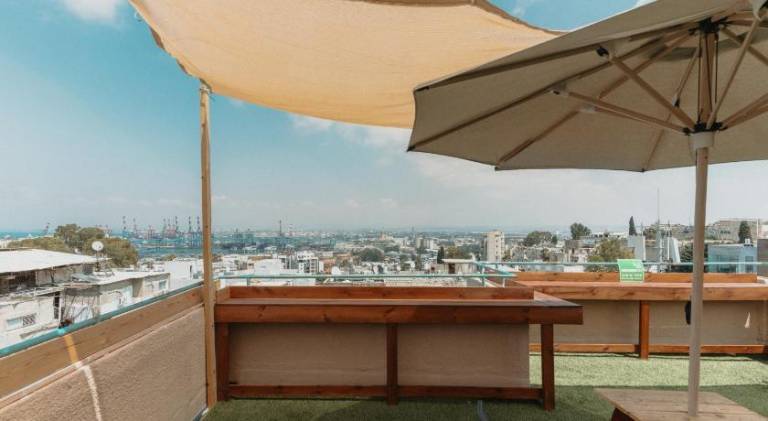 Serviced apartment with terrace & yard | Perfect for remote work | Pets allowed — photo 4