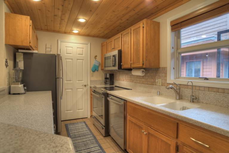 New Listing! Prime Location Shared Hot Tub Deck Mtn Views Dogs OK — photo 4