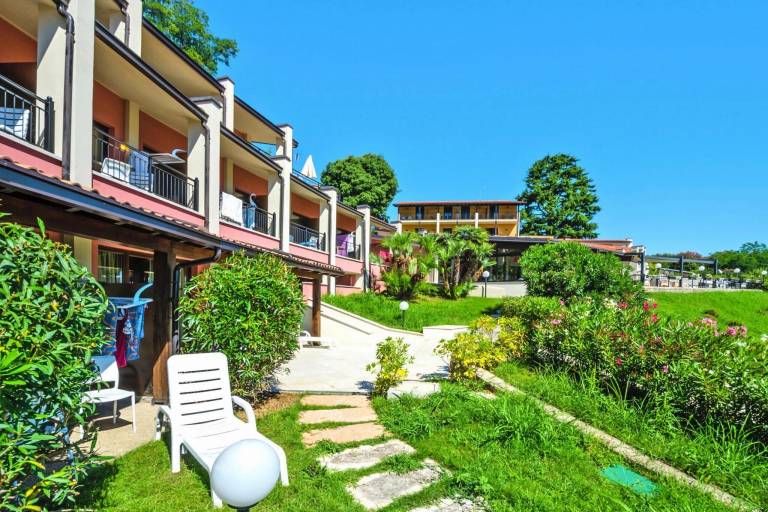 Rental apartment with yard, barbecue & pool | Sea view — photo 4