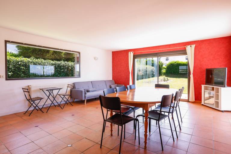Vacation home with patio, yard & grill | Garden view — photo 3