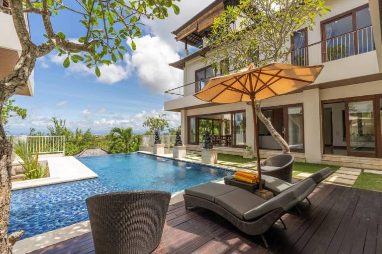 Villa with terrace, yard & jacuzzi in Pecatu