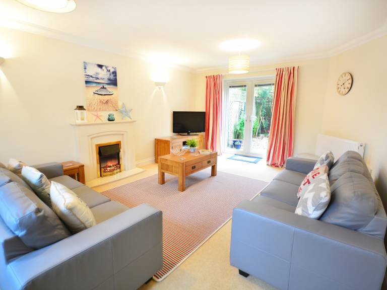 Cottage with yard | Beach view — photo 3