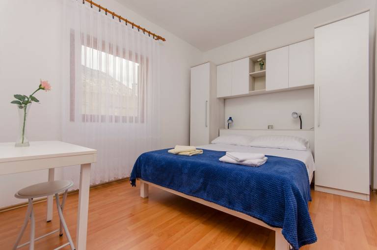 Charming apartment with patio, yard & BBQ | Sea view | Dogs allowed — photo 3
