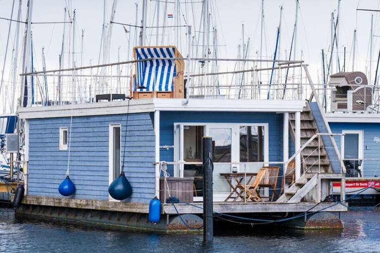 Boat with grill, garden & terrace in Fehmarn