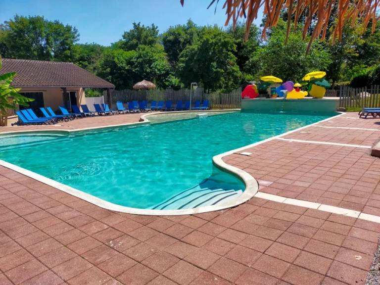 Camping with patio & pool in Figeac