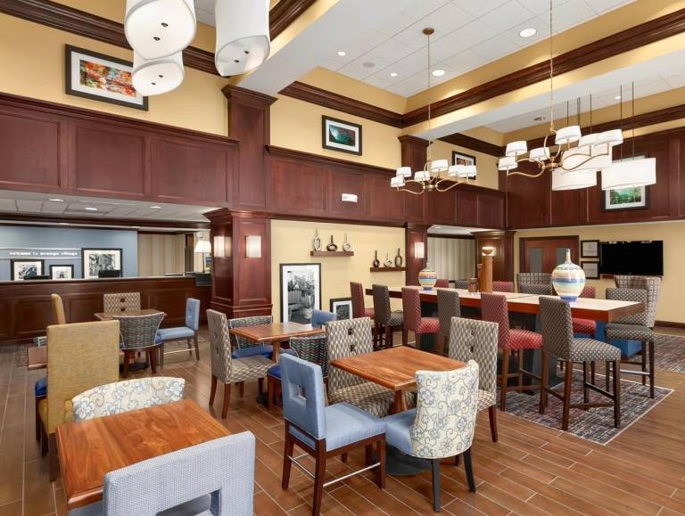 Hampton Inn & Suites Cleveland-Beachwood — photo 4