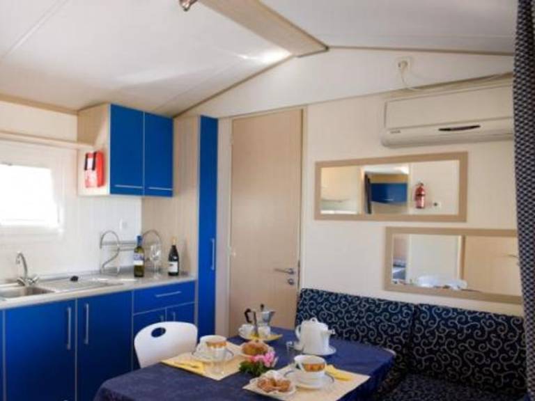 Children-friendly mobile home with patio & pool | Pets allowed — photo 5