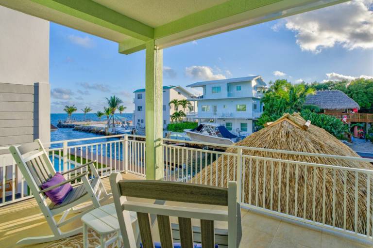 Boaters Dream! Canal-Front Coastal Retreat. — photo 2