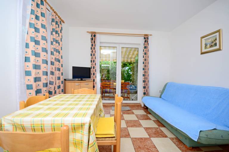 Rental apartment with grill, garden & terrace | Garden view — photo 4