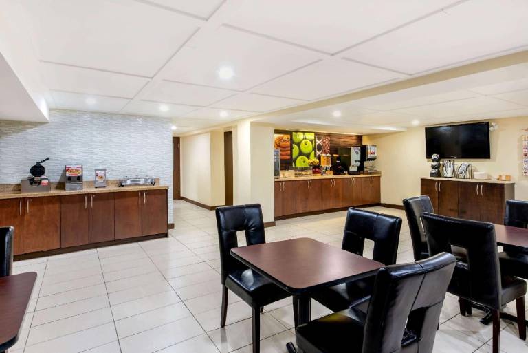 La Quinta Inn & Suites by Wyndham Oshawa — photo 3