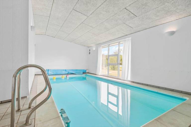 Vacation home with pool, BBQ & jacuzzi — photo 4