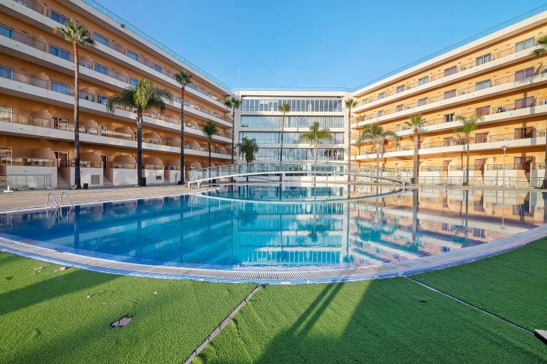 Pleasant rental apartment with yard, fast internet & heated pool | Pet-friendly in Albufeira