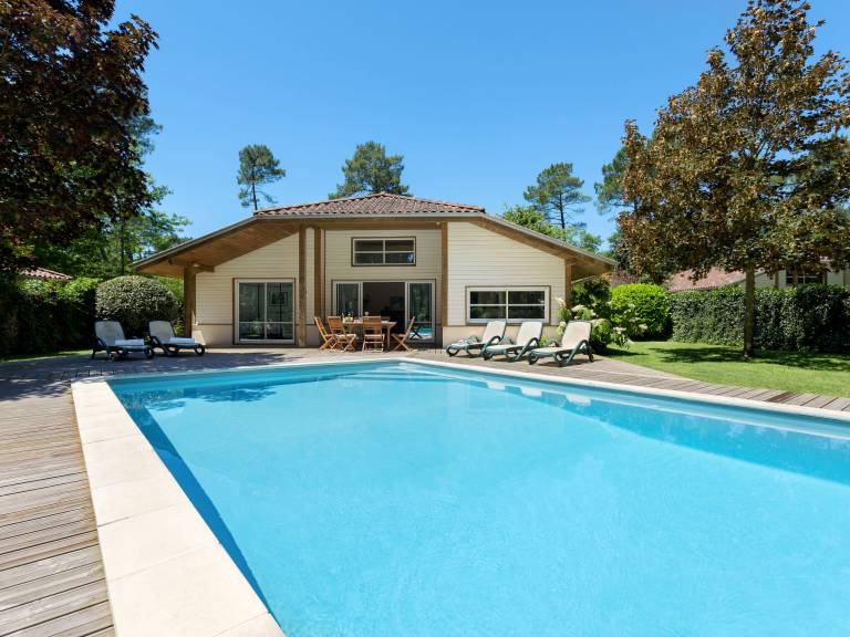 Fully equipped beautiful house with patio & private pool | Pets allowed — photo 3