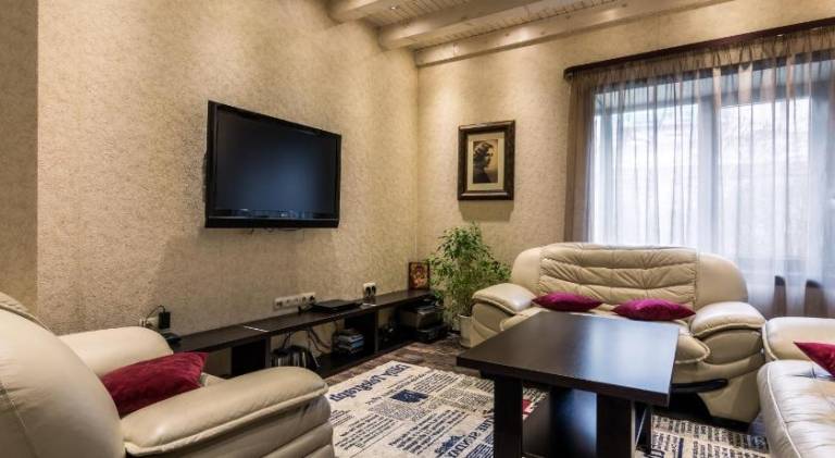 Villa with pool & hot tub | Pet-friendly — photo 2