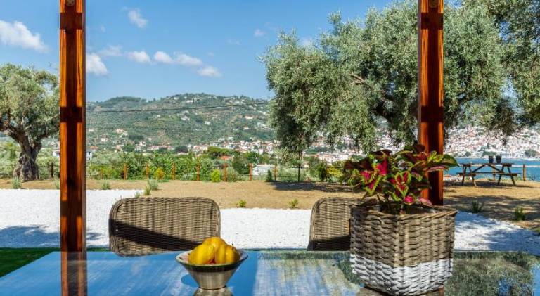 Holiday apartment with yard, BBQ & patio — photo 4