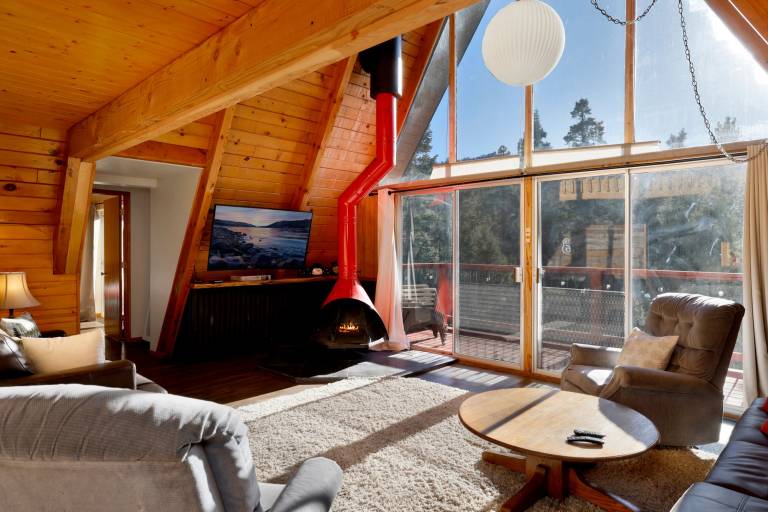 Black Diamond Vista Hot Tub • 3 Decks • Dog-Friendly • Steps to Bear Mountain Resort — photo 2