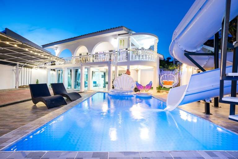 Nice vacation home with garden, hot tub & private pool | Close to the beach | Perfect for remote work | Dogs allowed in Pattaya