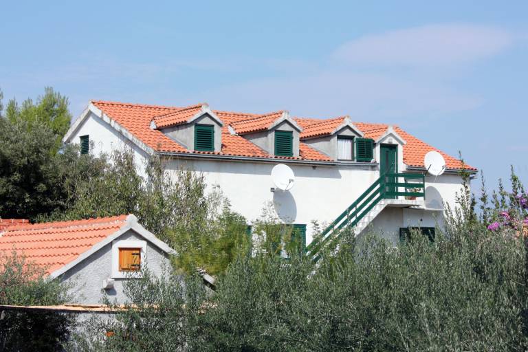 Rental apartment with terrace, barbecue & garden in Supetar