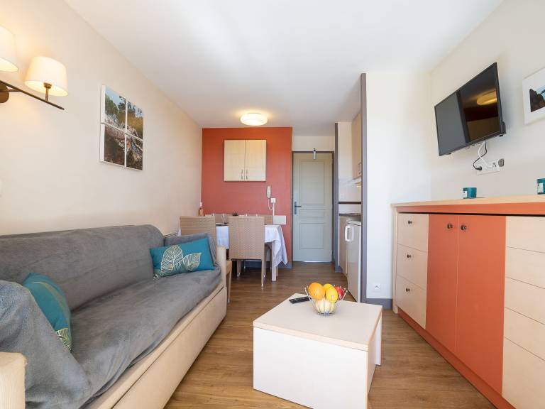 Holiday apartment with patio, pool & garden — photo 2