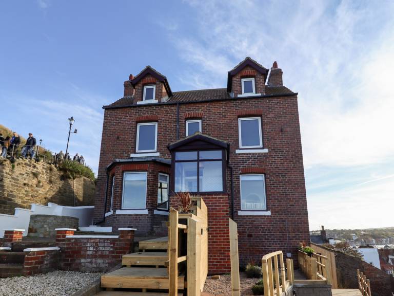Cottage with hot tub & garden | Beach view — photo 3