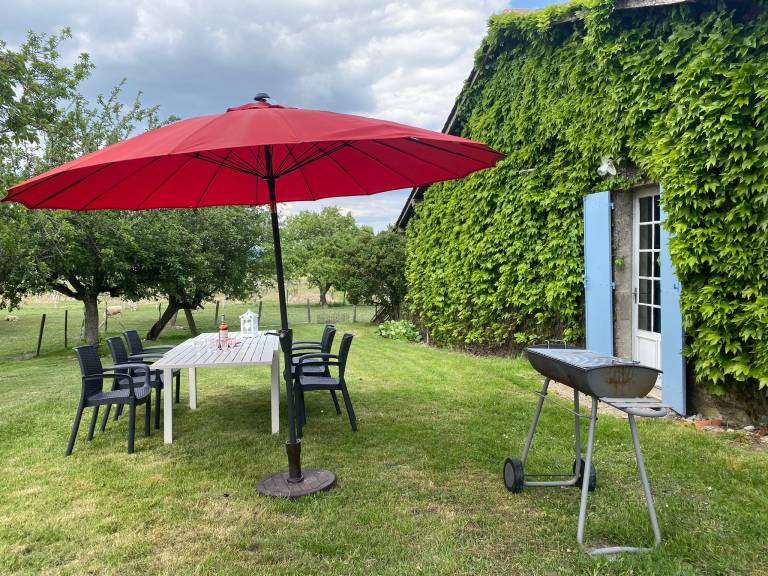 Vacation home with terrace, barbeque & garden | Garden view — photo 2