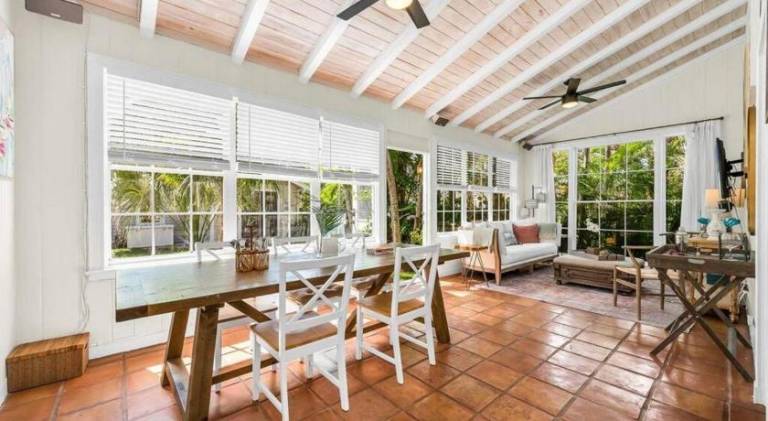 Ample villa with hot tub & pool | Pet-friendly — photo 3