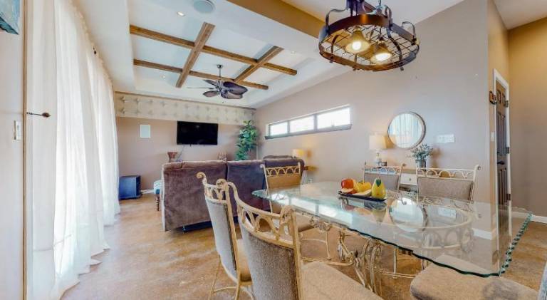 Vacation home with pool — photo 3