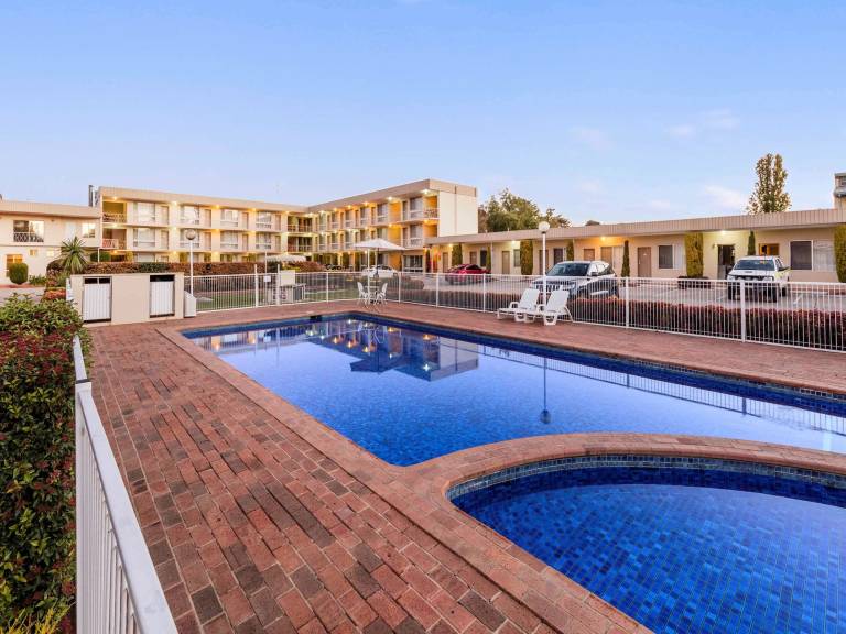 Motel  Queanbeyan City Council