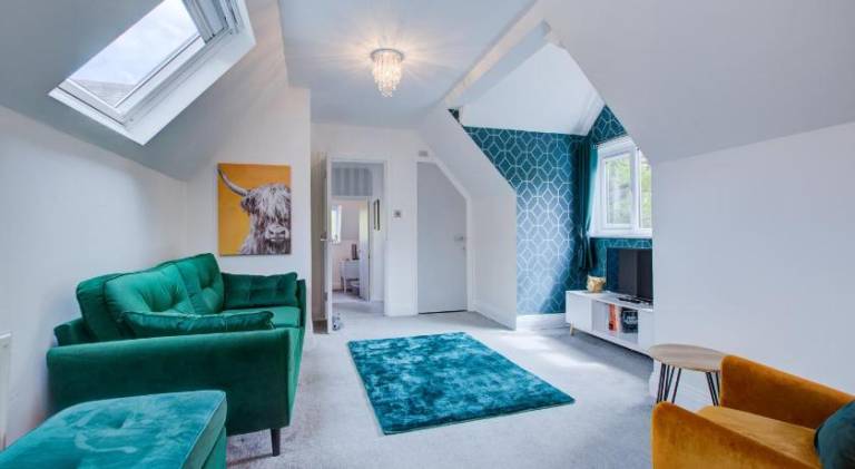 Large 3 Bedroom Apartment with Free Parking near Beach and Meyrick Park Fast WiFi in Bournemouth