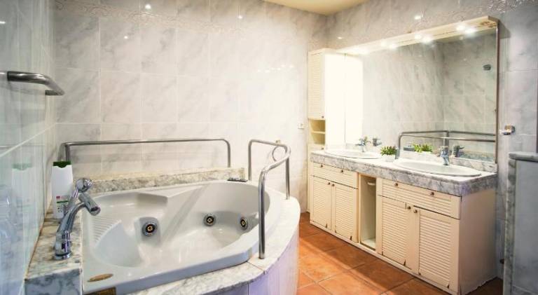 Fully equipped wonderful house with patio, hot tub & grill | Dogs allowed — photo 2