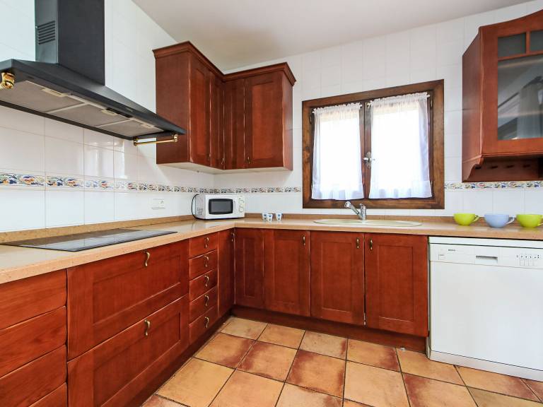 House with terrace, grill & yard | Sea view — photo 4