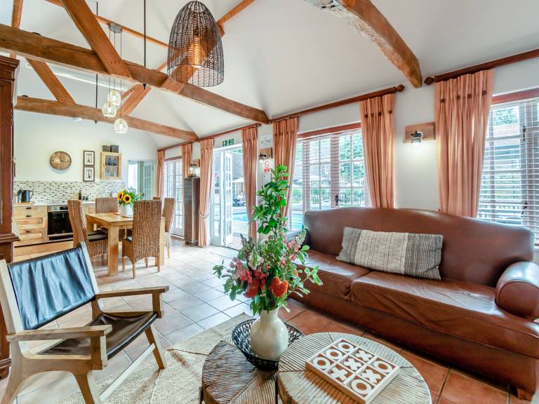 Family-friendly cottage with yard & pool | Pets allowed — photo 3