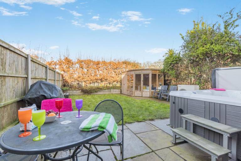 Cottage with hot tub, grill & yard — photo 3