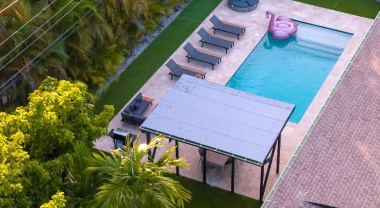 Villa with pool — photo 5