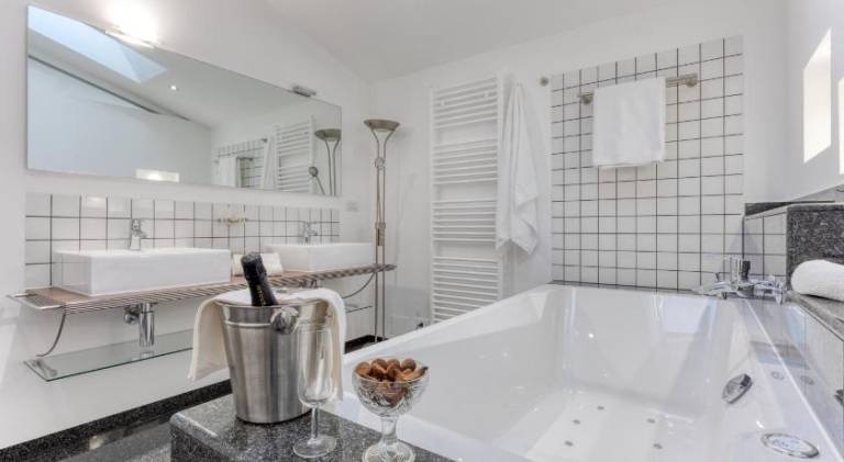 Holiday apartment with pool, grill & yard | Pet-friendly — photo 3