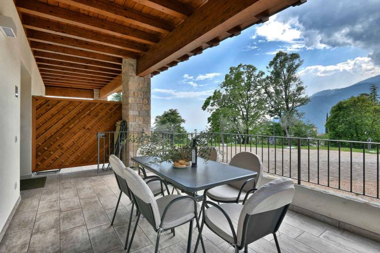 Holiday apartment with garden & heated pool in Tignale