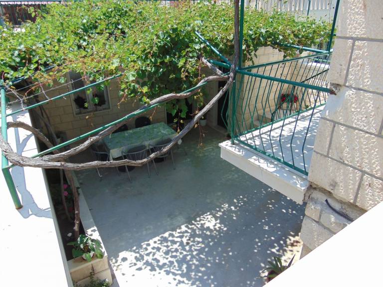 Holiday apartment with terrace | Garden view in Postira