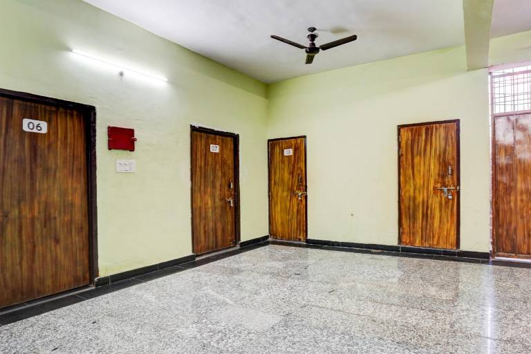 OYO Flagship Hotel Radhe Inn