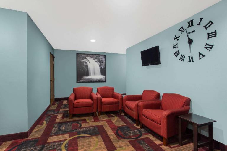 Super 8 By Wyndham Eau Claire I-94 — photo 2
