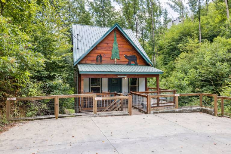 Bearly Hidden Peaceful Creekside Escape with Hot Tub