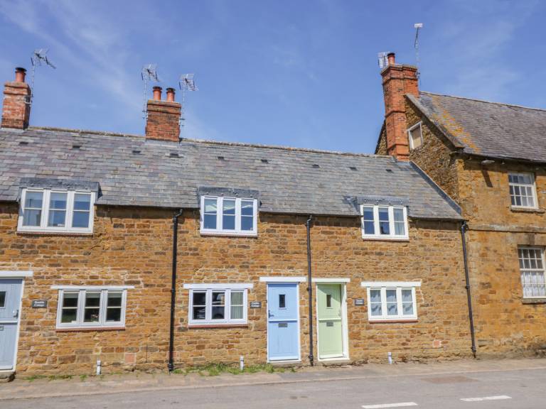 Cottage with terrace & garden in Warwick