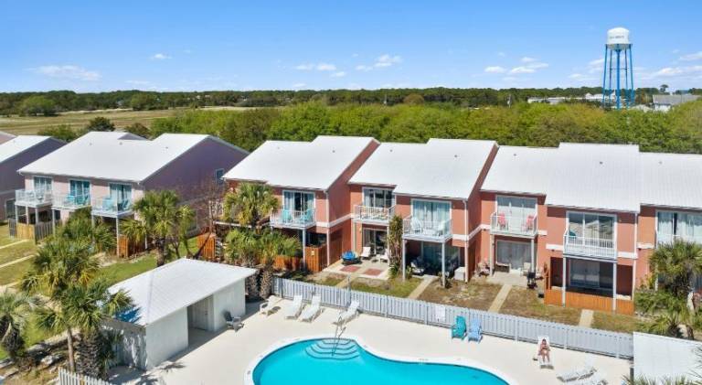 Vacation home with pool | Pet-friendly — photo 3