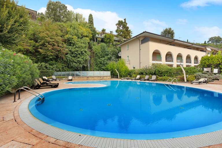Luxury Apartment with Lake View, Shared Pool & Wi-Fi in Manerba del Garda