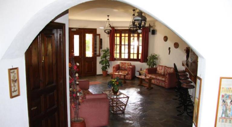Serviced apartment with pool, yard & patio — photo 4